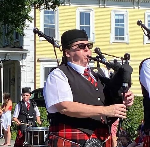 Gallery photo 7 of Beth the Bagpiper