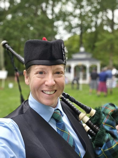 Gallery photo 2 of Beth the Bagpiper