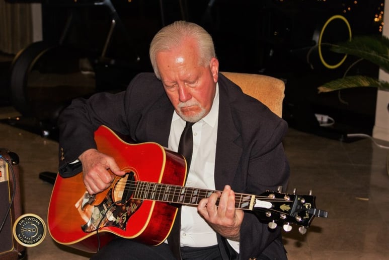 Gallery photo 4 of Bill Binnings - Las Vegas Acoustic Guitarist