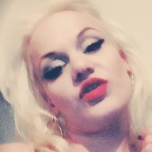 Gallery photo 9 of New Age Marilyn
