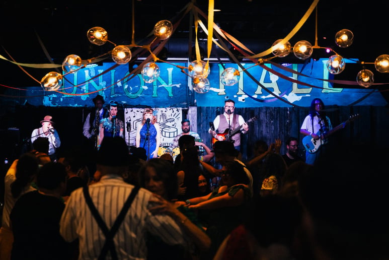 Gallery photo 2 of Blues n’a Suitcase