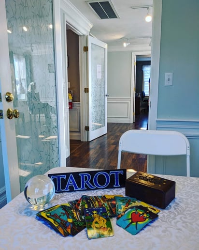 Gallery photo 9 of Boss Lady Tarot Entertainment