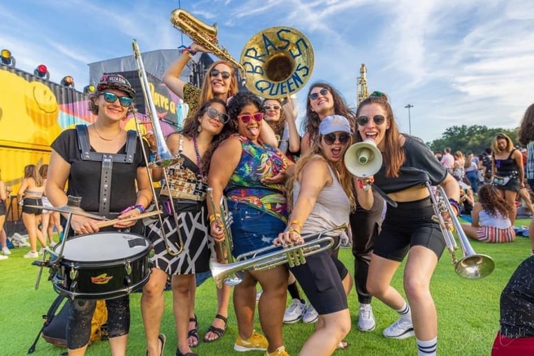 Gallery photo 4 of Brass Queens