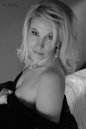 Gallery photo 2 of Burlesque Performer