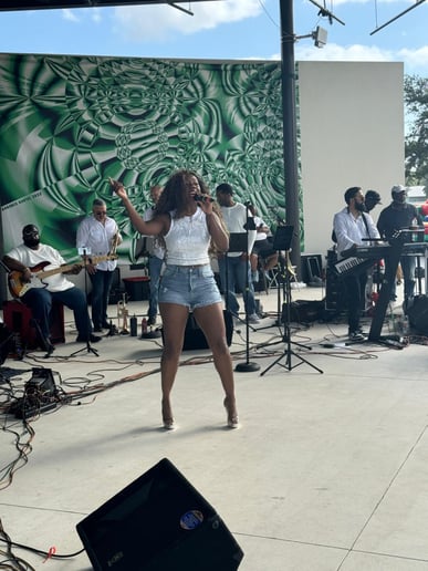 Gallery photo 3 of Cande Rivers and Frequency