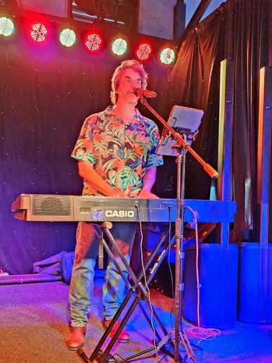 Gallery photo 5 of Carl on Keys