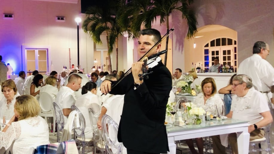 Gallery photo 1 of Carlos Florat Violinist