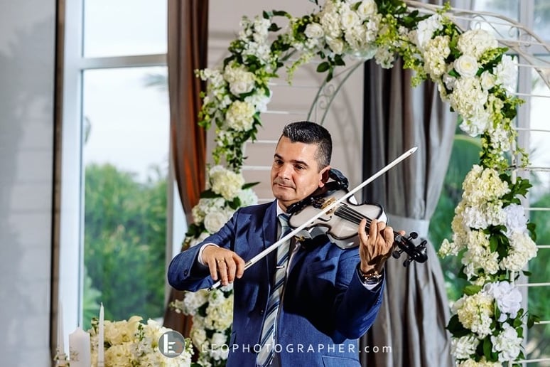 Gallery photo 3 of Carlos Florat Violinist