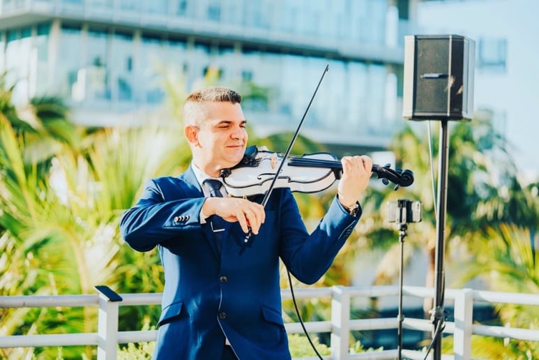 Gallery photo 4 of Carlos Florat Violinist