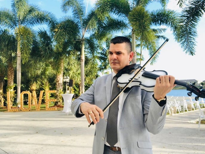 Gallery photo 2 of Carlos Florat Violinist