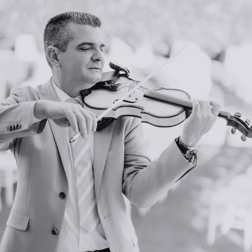 Gallery photo 6 of Carlos Florat Violinist