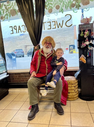 Gallery photo 2 of Caroling Kris Kringle