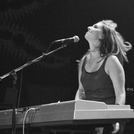 Gallery photo 1 of Catherine Tecktiel - singer/pianist