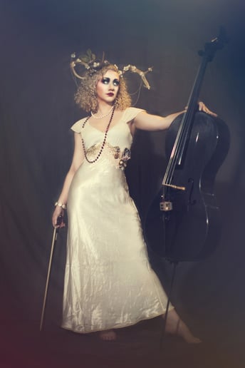 Gallery photo 7 of Cellista