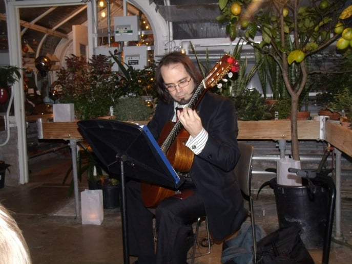 Gallery photo 2 of Samuel Lawson - Guitar, Voice, Lute