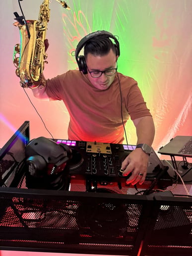 Gallery photo 5 of Charlie D. Sax & DJ Experience