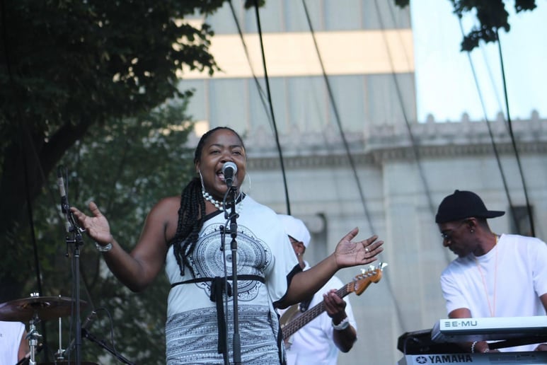 Gallery photo 3 of CHARLII Bluu Live