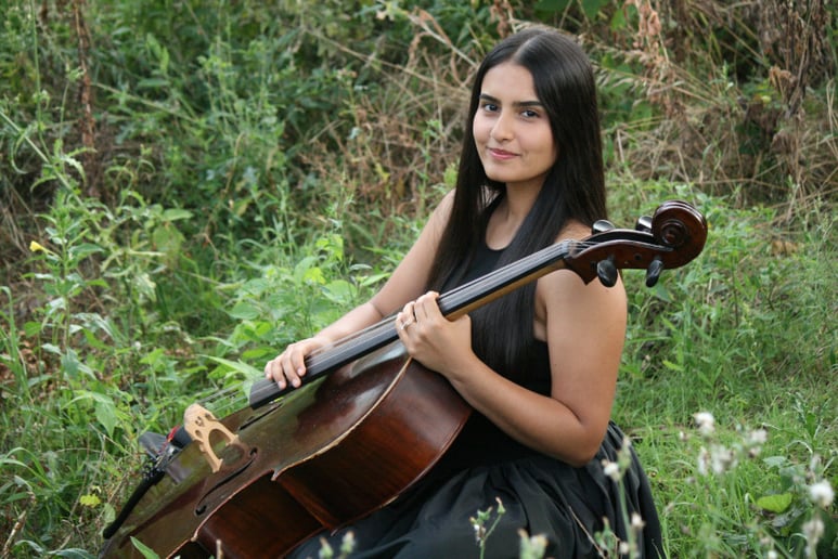 Gallery photo 1 of Chicago Cellist Girl