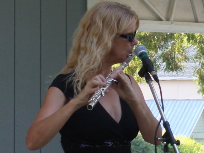 Gallery photo 4 of Paula Reynolds Live Looping
