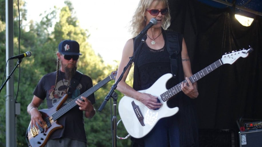 Gallery photo 2 of Paula Reynolds Live Looping