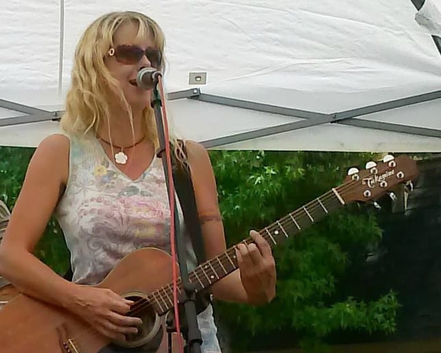Gallery photo 5 of Paula Reynolds Live Looping