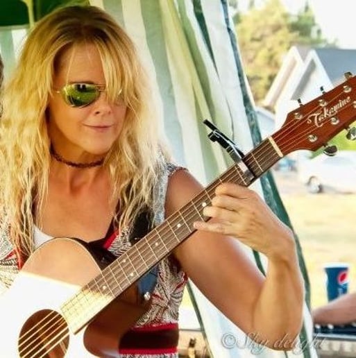 Gallery photo 7 of Paula Reynolds Live Looping