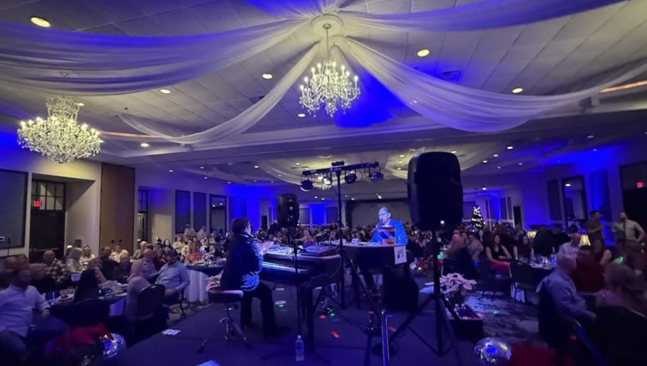 Gallery photo 6 of Chip & Cupcake Dueling Pianos