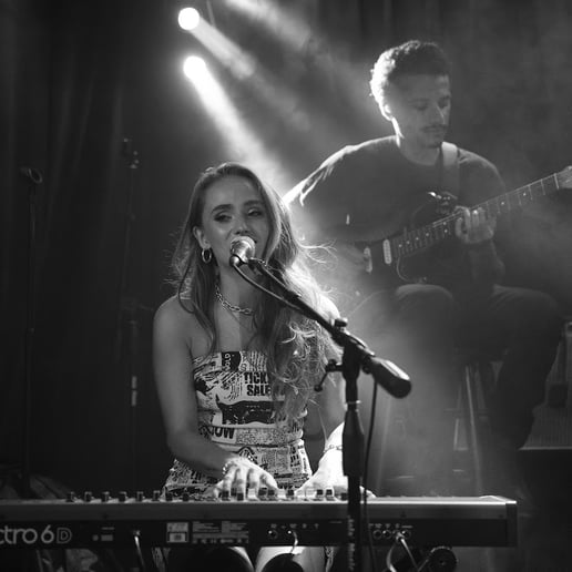 Gallery photo 1 of Chloe Bee- singing pianist