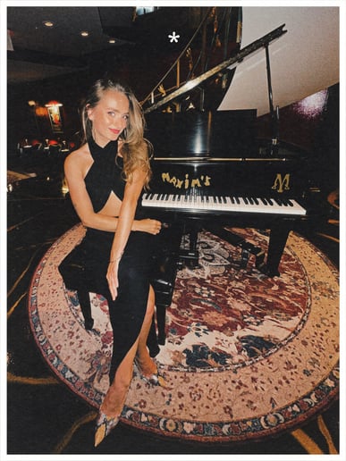 Gallery photo 2 of Chloe Bee- singing pianist