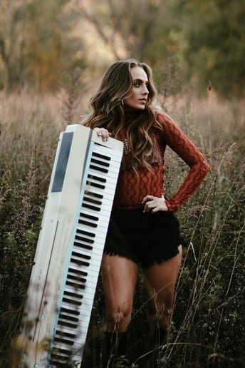 Gallery photo 4 of Chloe Bee- singing pianist