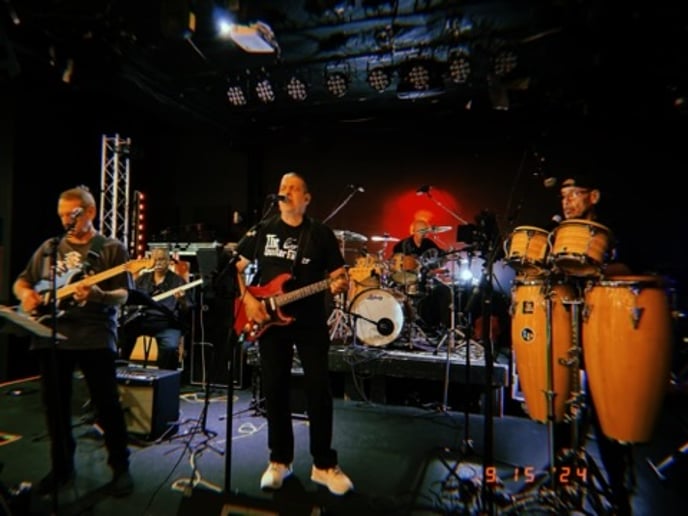 Gallery photo 7 of Classic Vinyl Band