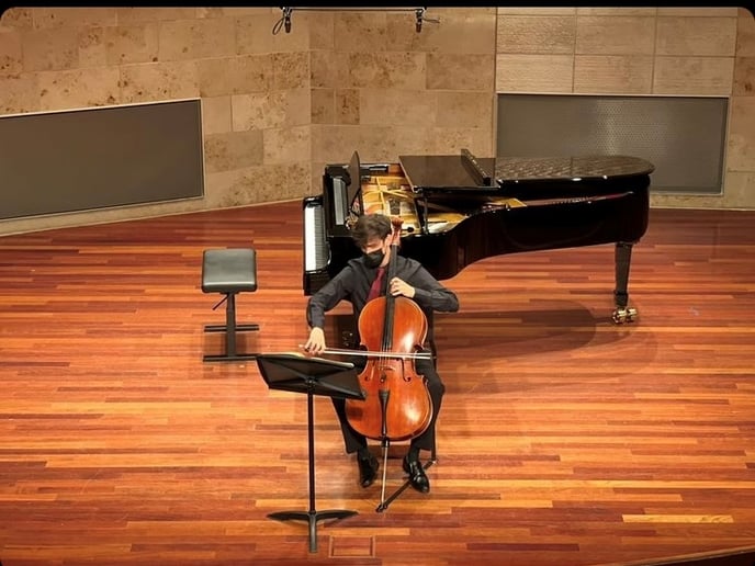 Gallery photo 3 of Octavio Mujica - Cellist