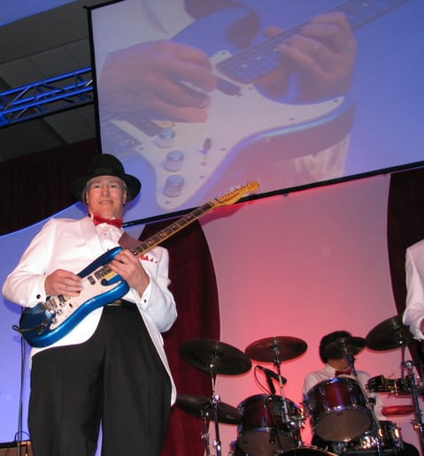 Gallery photo 1 of Singer Guitarist