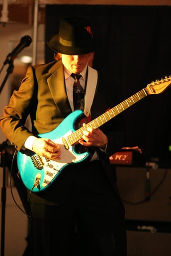 Gallery photo 2 of Singer Guitarist