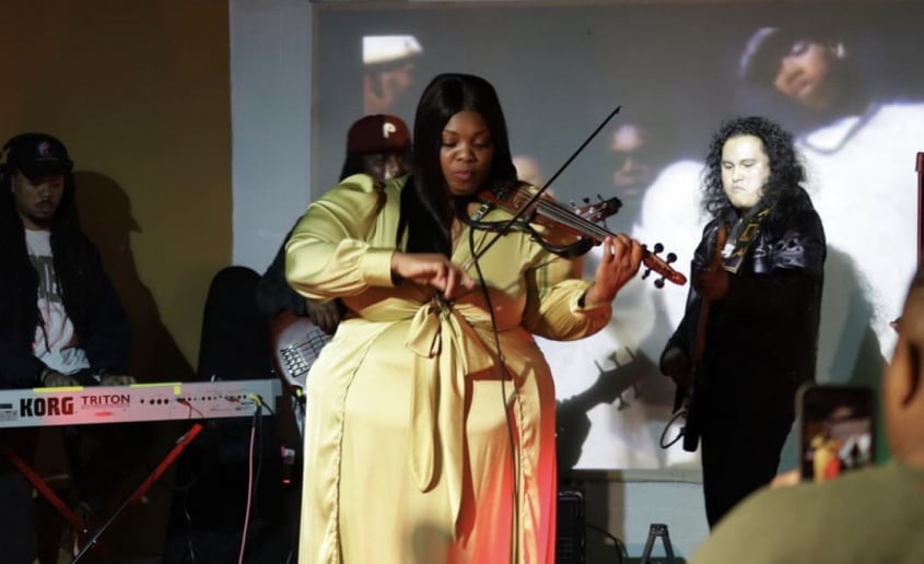 Gallery photo 4 of Classique the Violinist