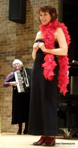 Gallery photo 2 of Claudia Hommel, your ticket to Paris!