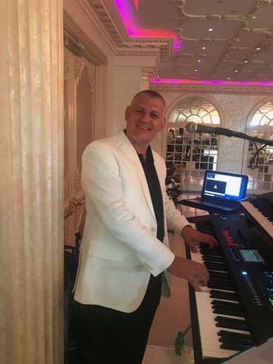 Gallery photo 2 of Cocktail Pianist, Victor B