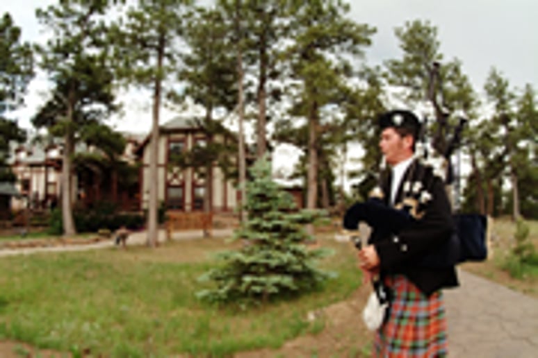 Gallery photo 3 of Colorado Bagpiper