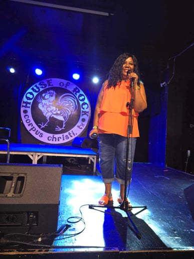 Gallery photo 2 of Comedian Thomasine