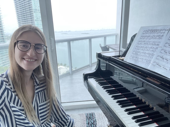Gallery photo 1 of Commercial and Classical Pianist