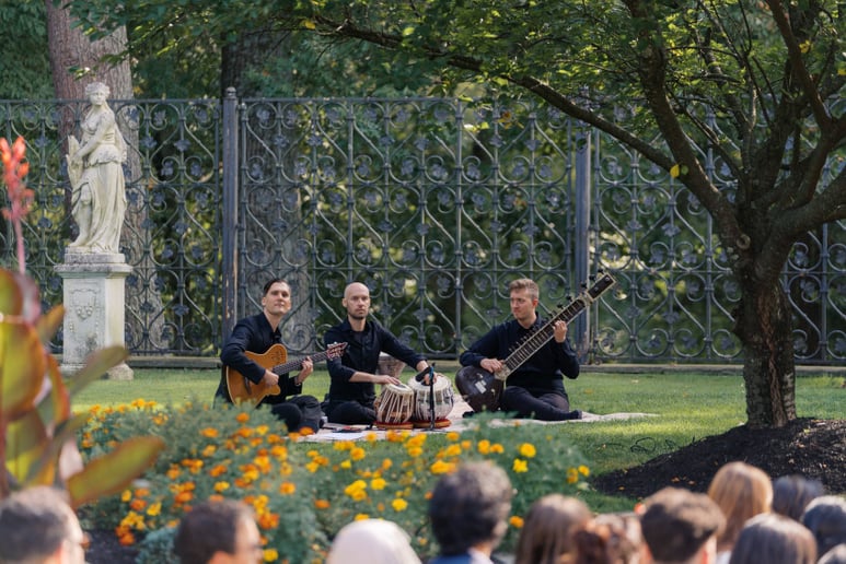Gallery photo 1 of Compass Trio