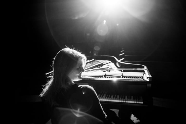 Gallery photo 1 of Cortney Matz, Singer/Songwriter