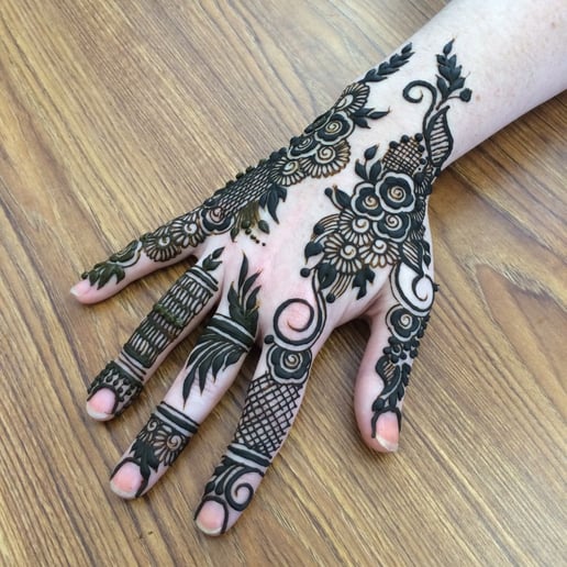 Gallery photo 2 of Crescent Moon Henna