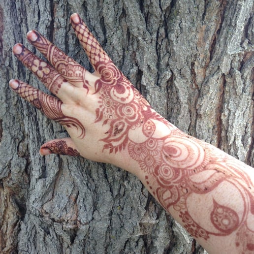 Gallery photo 6 of Crescent Moon Henna