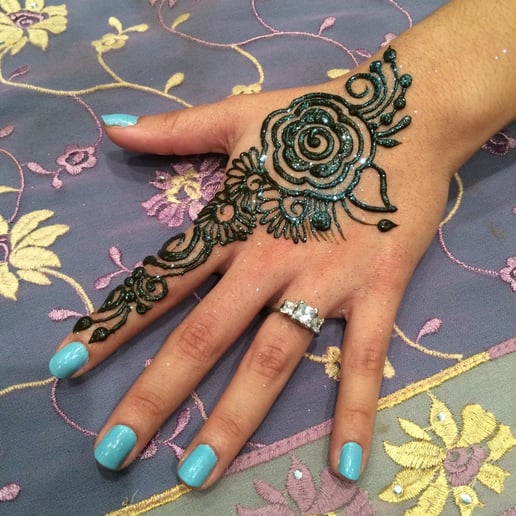 Gallery photo 10 of Crescent Moon Henna