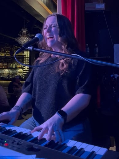 Gallery photo 4 of Lesley Gruhn - Curated Solo Piano Singer