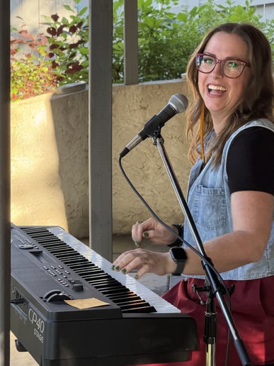 Gallery photo 5 of Lesley Gruhn - Curated Solo Piano Singer