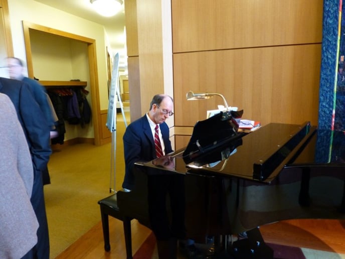 Gallery photo 2 of Dale Arvay --- Professional Piano Entertainer