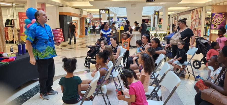 Gallery photo 1 of Dan Magician, Balloonist, Story Teller