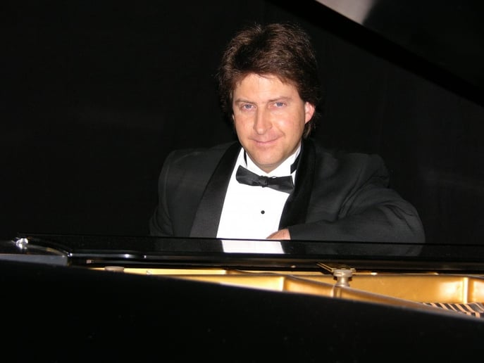 Gallery photo 2 of Dan Mudd-Singing Pianoman